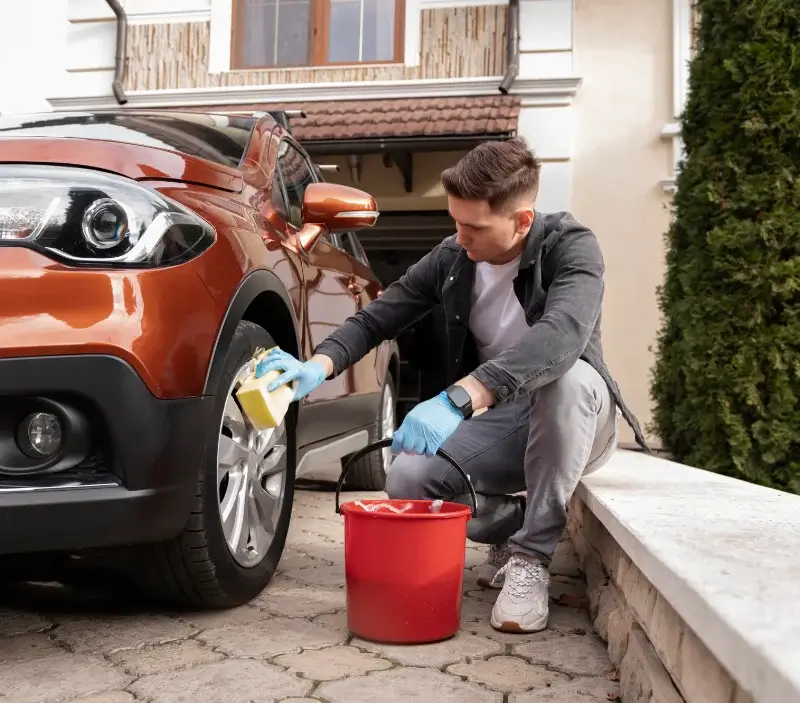Lavage auto à domicile Saint-Guinoux : professionnel intervenant sur un véhicule